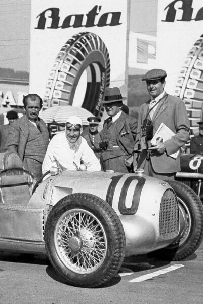 Nicht nur als Konstrukteur von Serienfahrzeugen machte sich Ferdinand Porsche einen Namen. Auch im Rennsport setzten sich seine Entwicklungen in Szene, wie das Beispiel des 1933 entwickelten Grand-Prix-Rennwagens für die Auto-Union mit einem 16-Zylinder-Mittelmotor zeigt.  (Porsche)