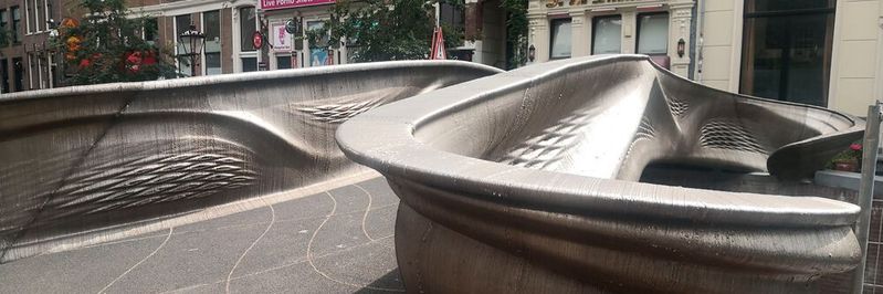 Edelstahl Rostfrei wird nicht nur in der Industrie und der Medizintechnik gedruckt. Wie die erste 3D-gedruckte Stahlbrücke in Amsterdam zeigt, sind auch Anwendungen in der Bauindustrie möglich.(Bild:  WZV)