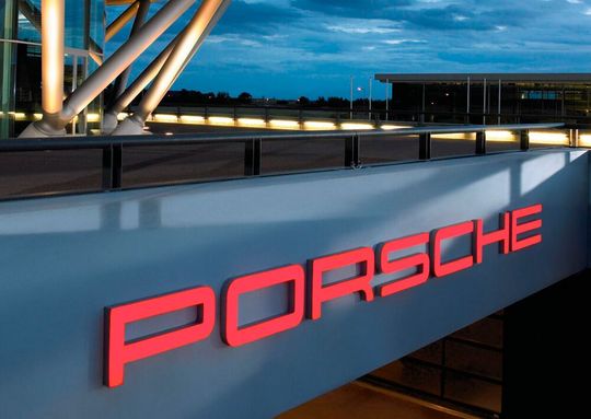 Tief in den roten Zahlen steckt weiterhin die Familien-Holding Porsche SE. Ein erneuter Verlust beträgt demnach deutlisch über 900 Millionen Euro ...(Bild:  Porsche)