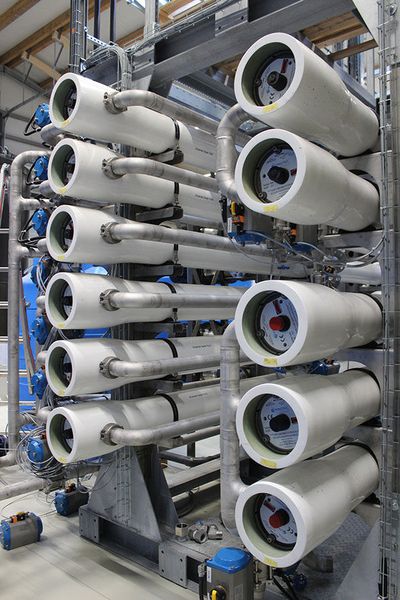 Im abschließenden Verfahrensschritt wird eine dreistufige Umkehrosmose angewendet. Die verbliebene flüssige Phase ist bereits stark gereinigt. Die halbdurchlässigen Membranen bei der dreistufigen Umkehrosmose können 95 bis 99 % der gelösten Salze und Nährstoffe abscheiden. Das abgeschiedene Nährstoffkonzentrat kann als leicht zu transportierender Flüssigdünger genutzt werden. (Bild: Weltec Biopower)