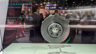 Eine Neuheit von Brembo sind die Greenance-Bremsenersatzteile, die nun erstmals für Pkw erhältlich sind. Mit dem Greenance Kit bietet Brembo eine Euro-7-konforme Bremstechnik, die die PM10- und PM2,5-Emissionen nach Werksangaben um 80 Prozent reduziert. Außerdem soll eine längere Laufleistung möglich sein und damit um durchschnittlich 15 Prozent reduzierte Fahrzeugbetriebskosten. (Bild: Rosenow – VCG)