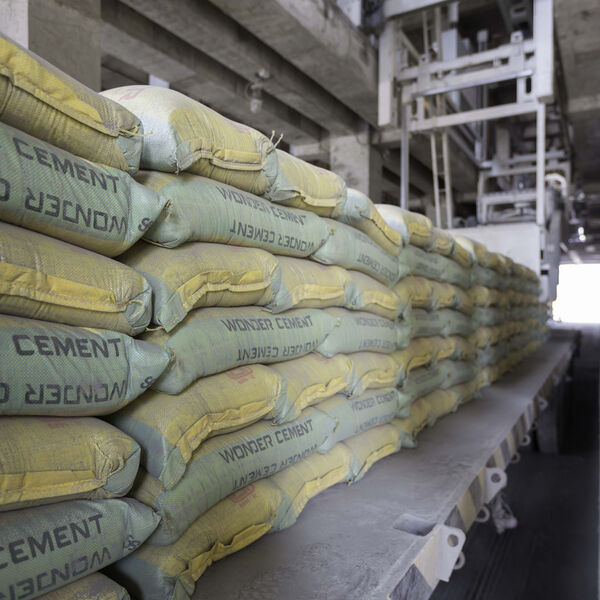 With the autopac, Beumer Group has a system in its portfolio that loads bagged materials like cement directly from the packing machine onto the truck bed; the bags are palletised automatically in stacked rows or patterns. (Picture: Beumer Group)