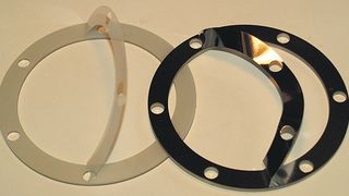 Die Lameco-Passelemente gibt es als Metallfolienlaminat, als Kunststofflaminat oder aus Faserverbundkunststoffen. Sie lassen sich durch simples Abschälen zu Toleranzausgleich und Vibrationsdämpfung nutzen.  Bild: Lameco (Archiv: Vogel Business Media)