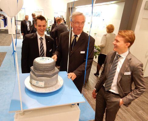 Bild 1: Geburtstagstorte für die Pflitsch-Kabelverschraubung auf der Hannover Messe (Mitte: Harald Pflitsch) (Bild: Pflitsch)