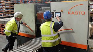 Die Kastowin A 4.6 sägt bei Thomas Graham & Sons Flachstahlteile mit hohem Boranteil. Aus ihnen werden Kettenglieder für forstwirtschaftliche Nutzfahrzeuge. Die Säge bearbeitet die rund 350 Tonnen Material pro Jahr problemlos, heißt es. (Bild: Kasto)