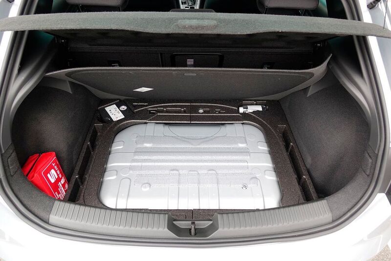 Unter dem Kofferraumboden sitzen die Erdgastanks mit einer Kapazität von 17,3 Kilogramm. (Jan Rosenow/»kfz-betrieb«)