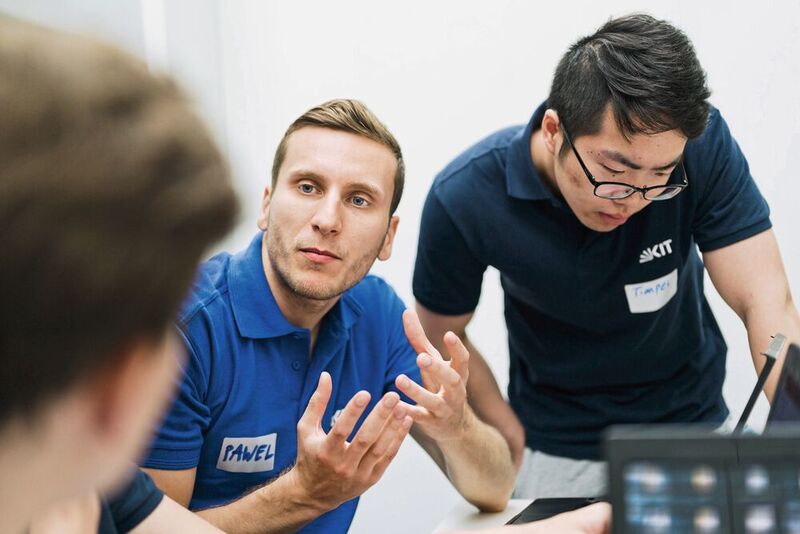 Pawel Bielski studiert Elektrotechnik am KIT in Karlsruhe und tritt gemeinsam mit seinem Team „Omega“ bei der 16. Engineering Competitionan. (Rohde & Schwarz)