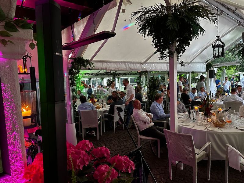 So langsam kann der Abend beginnen und alle sind neugierig, wer als Sieger nach Hause geht. (Bild: Vogel IT-Medien GmbH)