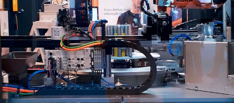 Der OPC-UA-Demonstrator, den Fortiss gemeinsam mit 20 Industriepartnern entwickelt hat, lässt sich sich dank des Kommunikationsprotokolls OPC UA spielend umprogrammieren. (Fortiss)