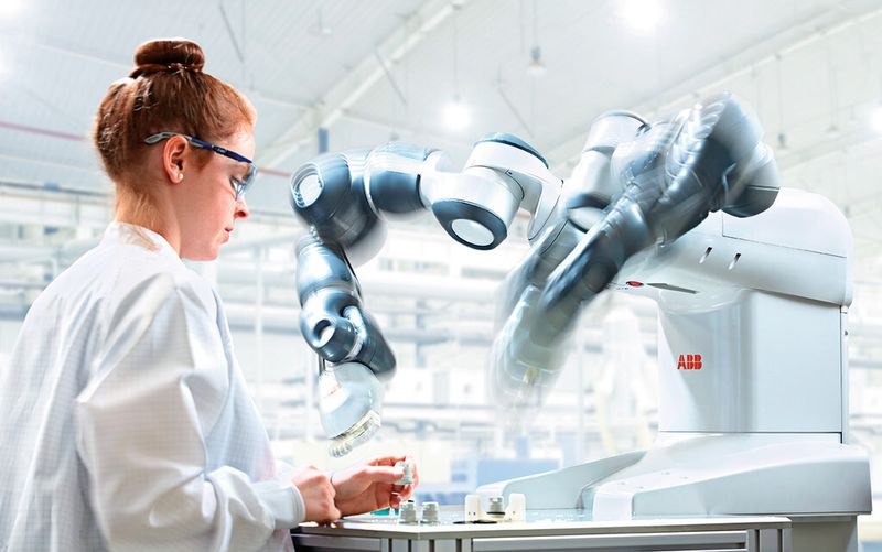 YuMis beide Arme mit jeweils sieben Freiheitsgraden ermöglichen ihm ein hohes Mass an Wendigkeit und Präzision an einem kompakten, für Menschen ausgelegten Arbeitsplatz. (Bild: ABB)