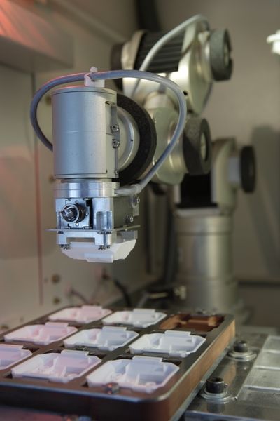 Abb.1: Im Einsatz: Teilehandling in Laserbeschriftungsmaschine bei der Feller AG. Bilder: Neuronics und Höltkemeier (Archiv: Vogel Business Media)