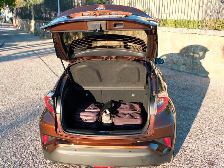 Für zwei Personen reicht der Kofferraum mit 377 Litern aus, Familien sollten sich lieber für einen Kombi entscheiden. (Rosenow / »kfz-betrieb«)