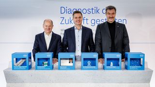 Grundsteinlegung: (v.l.n.r.) Olaf Scholz (Bundeskanzler), Dr. Thomas Schinecker (CEO der Roche-Gruppe), Dr. Markus Söder (Bayerischer Ministerpräsident) (Bild: Daniel Karmann/ Roche)