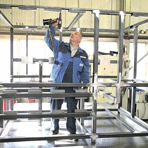 Durch das geringe Gewicht des XTN20 ermüden die Montagetechniker auch bei längeren Arbeiten „über Kopf“ nicht so schnell, wie beim Umgang mit schwereren Systemen.