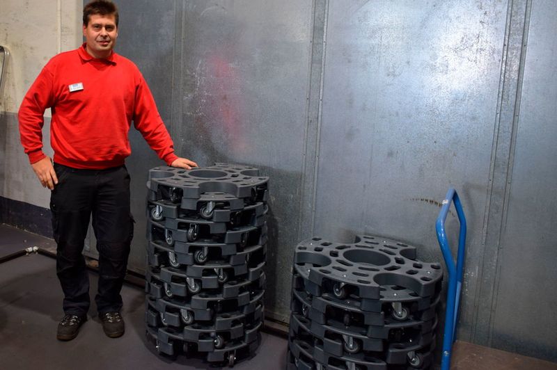 Über das Räderhandling in der Werkstatt hat Krenz intensiv nachgedacht. Die rollenenden Transportuntersetzer beschleunigen einen Radwechsel enorm. (Holz / »kfz-betrieb«)