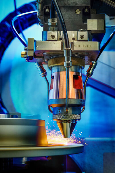 Fraunhofer und die RWTH Aachen haben ein Verfahren entwickelt, mit dem sich Bremsscheiben schneller und haltbarer beschichten lassen. (Volker Lannert/Fraunhofer ILT)