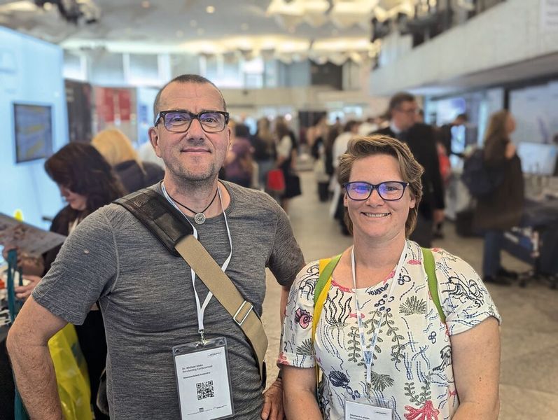 Besucherstimmen der LAB-SUPPLY Leverkusen 2026 Dr. Michael Eicks und Stephanie Lenzen, Berufskolleg Kartäuserwall Lenzen: „Wir sind aus Köln von dem Berufskolleg Kartäuserwall und kommen regelmäßig mit mehreren Klassen CTAs und BTAs zur LAB-SUPPLY. Im Endeffekt kommen wir mit den Schülern her, um sie mit so einer Umgebung vertraut zu machen und zu ein paar Gesprächen oder interessierten Fragen zu leiten sowie Kontakte zu knüpfen.“ Eicks: „Die LAB-SUPPLY ist eine schöne Veranstaltung, um den Berufsschülern ein bisschen was zu zeigen, was eben auch mit Labor zu tun hat.“   Mehr Infos zu den kommenden LAB-SUPPLY-Messen finden Sie auf www.lab-supply.info (Bild: Stefan Stark)