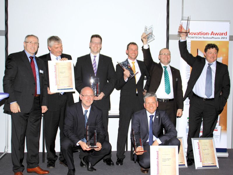 Die glücklichen Sieger des diesjährigen Innovation Awards der Fachmarken PROCESS, PharmaTEC und Schüttgut auf der Powtech 2013 in Nürnberg. Eine ausführliche Bildergalerie finden Sie im Text. (Pictures: Ernhofer/PROCESS)