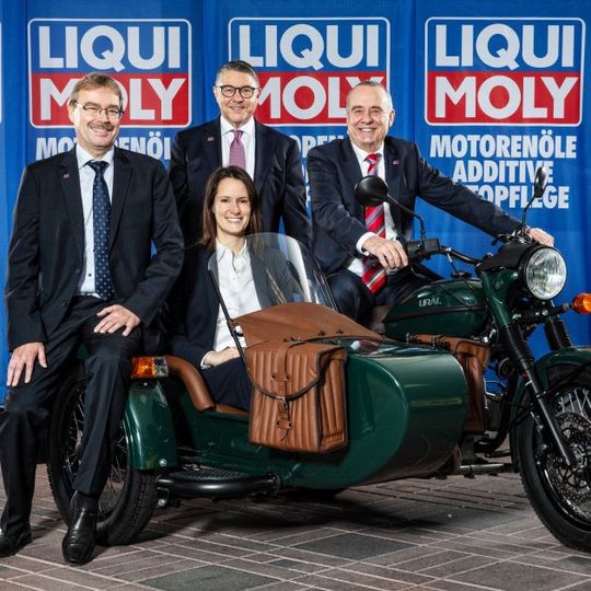 Ist durchaus zufrieden: die Liqui-Moly-Chef-Riege mit Günter Hiermaier, Peter Baumann und Ernst Prost sowie Alexandra Holzwarth (Assistentin der Geschäftsführung).(Bild:  Liqui Moly)