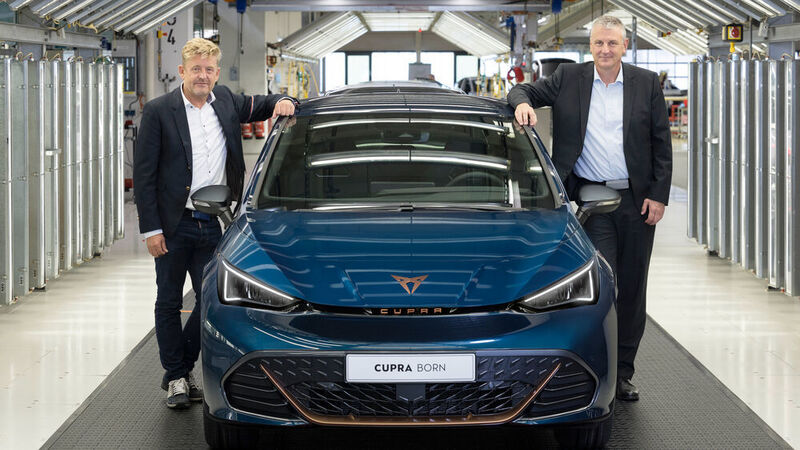 Für Seat- und Cupra-Chef Wayne Griffiths (l.) ist der Born ein „Gamechanger“. Mit im Bild Stefan Loth, Vorsitzender der Geschäftsführung von Volkswagen Sachsen und ehemaliger Leiter des Seat-Stammwerks in Martorell. (Seat)