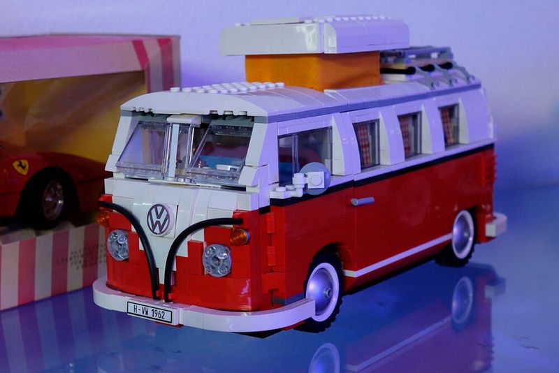 Dafür aber in verschiedenen Varianten, wie beispielsweise aus 1.334 Klemmbausteinen. (Bild: Schreiner/»kfz-betrieb«)