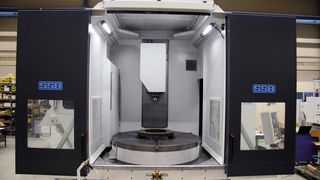 Mit dem massgeschneiderten Rundtischbearbeitungszentrum (RBZ) inklusive Kranbeladung und NC-Rundtisch-Lösung in einem ... (Bild: SSB Maschinenbau)