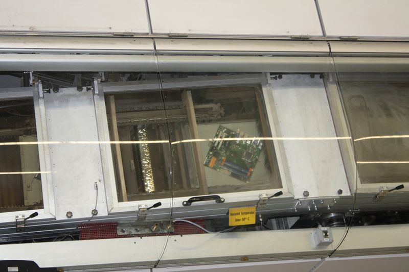 Die silberne Flüssigkeit ist die Lötpaste. (Archiv: Vogel Business Media)