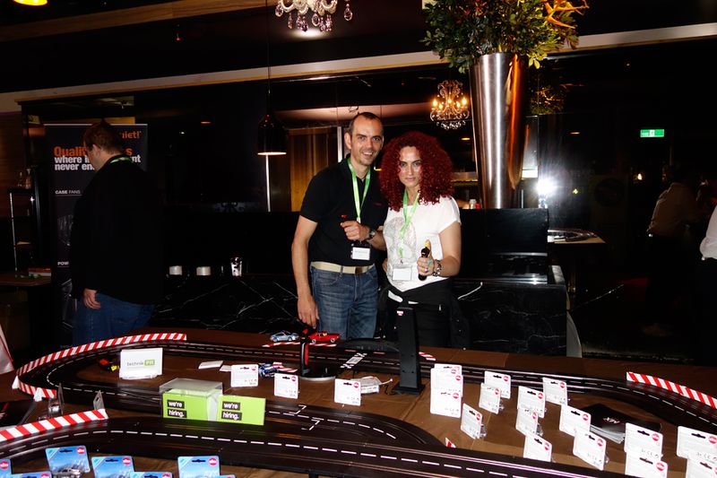 Michael Schmid, Cherry, erklärt Besa Agaj, ITB, die Spielregeln. (Bild: IT-BUSINESS)