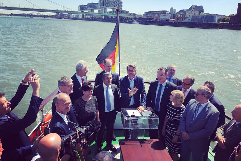 Für die chemische Industrie ist der Rhein die wichtigste Binnenwasserstraße. Gemeinsam mit dem Bundesverkehrsministerium und etlichen anderen Verbänden hat sie daher einen 8-Punkte-Plan erarbeitet, der künftig zuverlässig kalkulierbare Transportbedingungen am Rhein sicherstellen soll.  (BMVI)