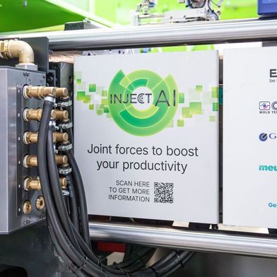 Temperature control in focus: The e-flomo U monitors and regulates flow rates in individual temperature-control circuits. It can be seen working on the autonomous injection moulding cell at the stand, demonstrating how new ultrasonic manifolds are integrated into iQ flow control. (Source: Engel)