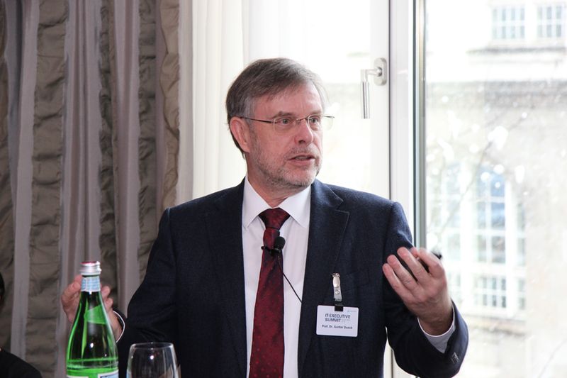 Uberization & Internet of Things – jetzt macht das Internet ernst: Buchautor und Querdenker Prof. Dr. Gunter Duck lieferte mit seiner Keynote den perfekten Aufschlag für die Veranstaltung… (Bild: Vogel IT-Medien)