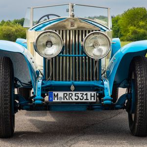Ein frühes Markenzeichen von Rolls-Royce war der mächtige, chromglänzende Kühlergrill.(Bild:  Rolls-Royce)