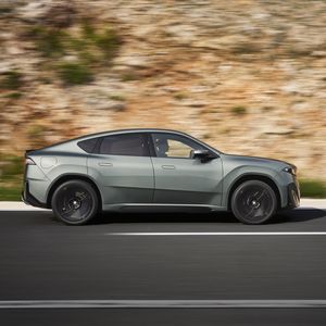 Der 4,78 Meter lange Fünftürer basiert auf dem iX3, unterscheidet sich von diesem aber durch eine flachere Dachlinie und eine eigenständige Heckgestaltung.(Bild:  BMW)