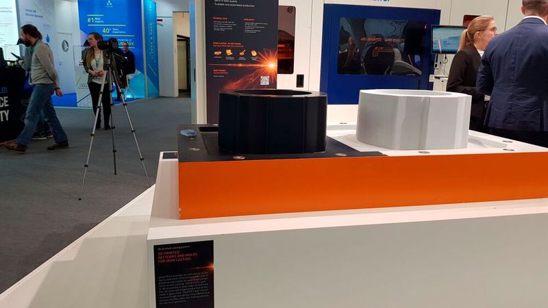 Krauss Maffei stellte mit „powerPrint“ ein extruderbasiertes System für die Verarbeitung von thermoplastischen Granulaten vor. Es druckt Bauteile im Großformat bis zu einem Volumen von zehn Kubikmetern nach industriellen Standards. Bei günstigen Materialkosten sollen optimale Bauteileigenschaften und schnelle Druckgeschwindigkeiten erreicht werden. Ein Anwendungsfeld kann der Formenbau sein. (Bild: D.Quitter / VCG)