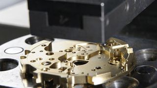 Die Presse umfasst einen Servoantrieb mit Rollengetriebe und Absolutwertgeber, ein Kraftmessgerät und eine Präzisionssonde. Diese misst die Höhe der Komponente in Bezug auf einen Referenzbereich auf der Platine unabhängig von der vom Absolutwertgeber ausgewerteten Position. (Bild: Siemens)