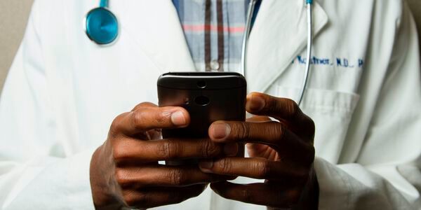 Mithilfe von Digitalisierungsmaßnahmen, beispielsweise über das Smartphone, könnte die medizinische Versorgung in den ländlichen Regionen verbessert werden.(Bild:  gemeinfrei / Unsplash)