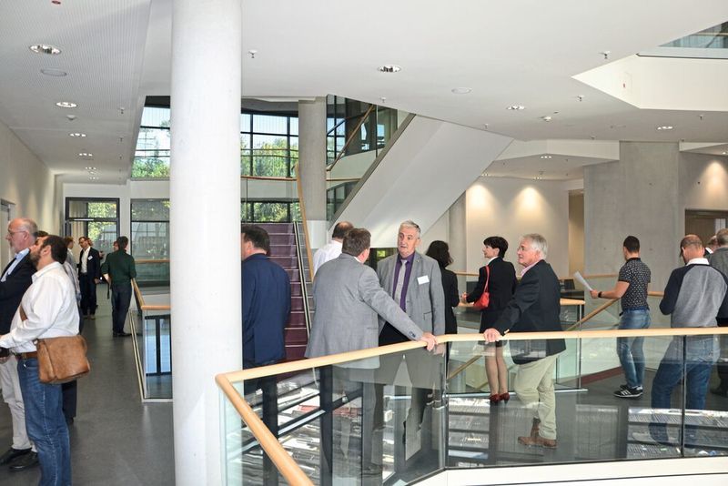 So wie hier die Besucher des Forums Laborbau sollen bald die Wissenschaftler im Biozentrum I das Atrium zum Ideenaustausch nutzen. (LABORPRAXIS)