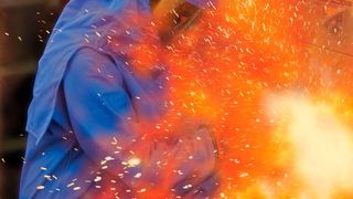 Im Falle eines Lichtbogenüberschlags hängt die Schwere der möglichen Verletzung von der Stärke des Lichtbogens ab. Die Kraft der Explosion und die intensive Hitze eines Lichtbogens können äußere und innere Verbrennungen, Gehirnerschütterungen, einen Lungenkollaps und Gehörverlust verursachen. (Honeywell)