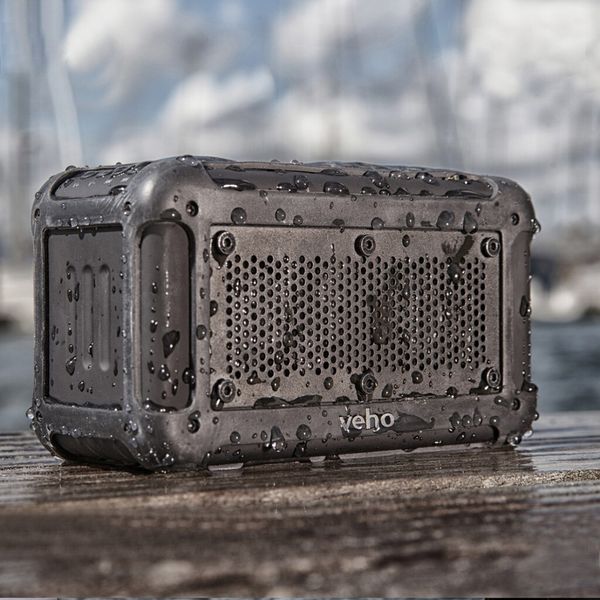 Der VEHO-Bluetooth-Lautsprecher kommt gleich mit Ladefunktion daher. Das robuste, wasserabweisende Gerät hat zwei Lautsprecher integriert, die Smartphones, Tablets oder mp3-Player via Bluetooth-Schnittstelle überall zum Klingen bringen und lädt zusätzlich das mobile Engerät. Bei www.radbag.de gibt es den Lautsprecher für 139,95 Euro. (www.radbag.de)