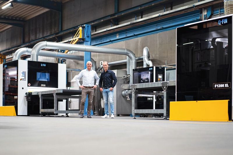 MBH-Chef Björn Hassink (links) und Fred Post (Q-Fin) vor den drei Anlagen fürs Schleifen und Entgraten.(Bild:  MBH Maschinenbau)