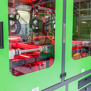 Die Modlight Illumix von Murrelektronik zeigt den Maschinenstatus direkt in der Maschine und damit im Sichtfeld des Bedieners an.(Bild:  Murrelektronik)