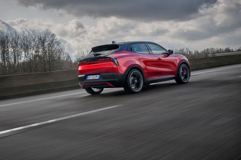 Es  gibt verstärkte Stabilisatoren und ein um 2,5 Zentimeter tiefergelegtes Sportfahrwerk. (Bild: Alfa Romeo_Stellantis)