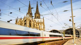 In Bahnanwendungen spielen vor allem elektromechanische Relais – sprich solche mit zwangsgeführten Kontakten – ihre Vorteile aus. (©nokturnal - stock.adobe.com)