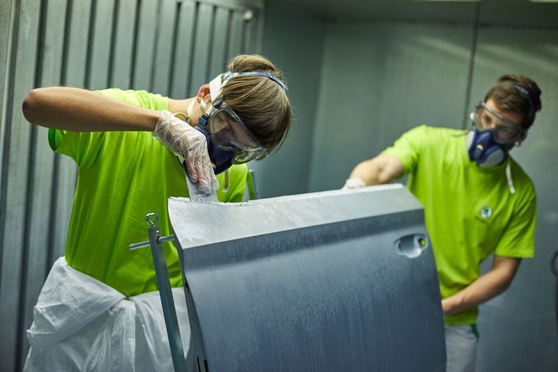 Die Karosserieteile wurden einzeln angefasst. (Bild: Skoda)