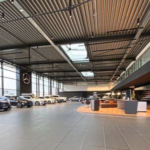 Blick in einen der modernen Mercedes-Benz-Showrooms der Gruppe.(Bild:  Sternpartner)