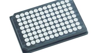 Abb. 1: Eine neu entwickelte Mikrotestplatte von Porvair Sciences kombiniert weiße Einzelvertiefungen mit einer Schwarzmatrix.  (Bild: Porvair Sciences)