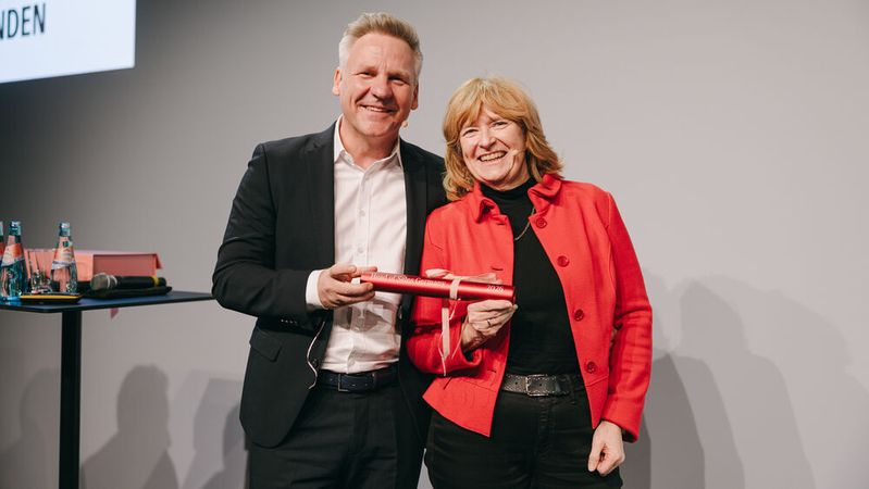 Vertriebschef Ronald Ott übergibt seinen Posten an Sylvia Diederichsmeier. (Bild:  Daimler Truck)