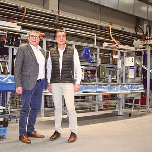 Von links: Thomas Bertram, Vertriebler bei Wittmann Battenfeld, und Dirk Wevelsiep, Vertriebsleiter bei Ergotek, vor einer der verketteten Spritzgießmaschinen.
Anmerkung der Redaktion: Herr Bertram ist leider inzwischen verstorben.