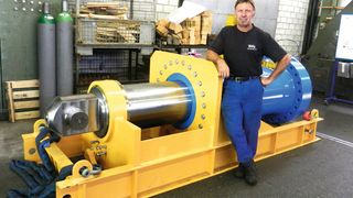 Produktionsleiter Jean-Marie Burgermeister mit einem Hydraulikzylinder eines Wasserkraftwerkes. (Bild: ZW Hydraulik)
