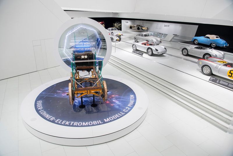Als Brückenschlag zwischen Vergangenheit und Zukunft wurde der P1 jetzt dank aktueller Technologie aufmersamkeitsstark in Szene gesetzt: (Dr. Ing. h.c. F. Porsche AG)
